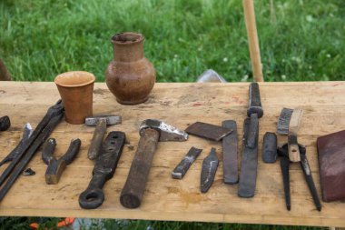 Blacksmithing. Çekiç ve örs. Demirci demir ilerler. Ortaçağ yeniden inşası