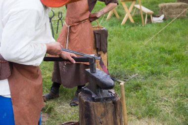 Üst düzey demirci smithy örs üzerinde erimiş metal dövme.
