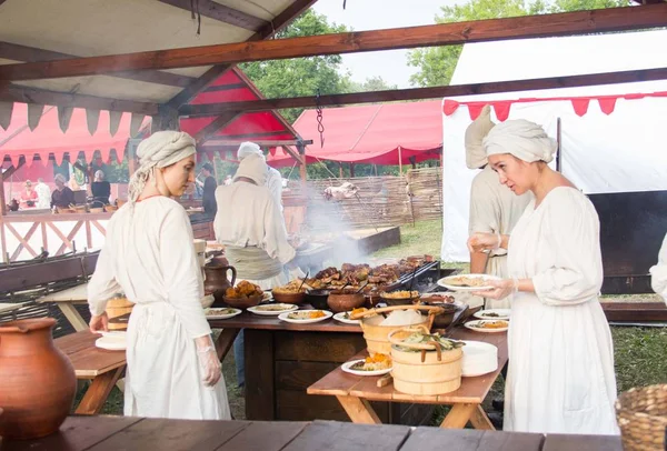 Moskwa, Festiwal czasów i epoki-12 czerwca 2019. Kobiety w starych ubraniach w kuchni. Rekonstrukcja historyczna — Zdjęcie stockowe