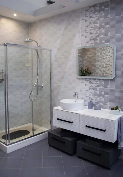 Casa de banho espaçosa em tons de cinza com piso aquecido, chuveiro, pia grande . — Fotografia de Stock
