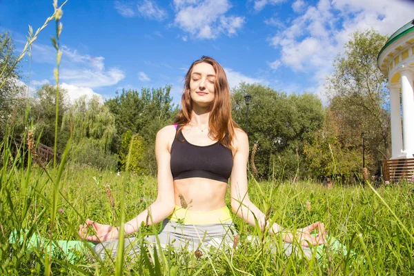 bir kız bir yoga duruş geri açık havada