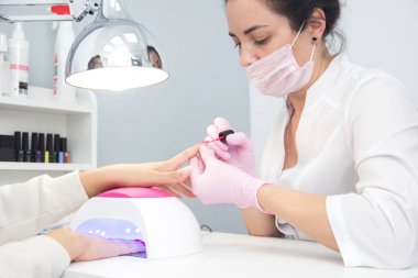 Manikür işlemi. Müşterisiyle birlikte çalışıyor..