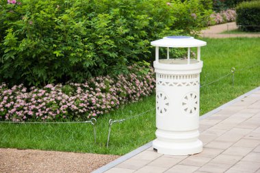 Parkta güzel bir çöp kutusu var. Şehir Parkı 'nda kamu kullanımı için modern tasarım metal çöp kutusu