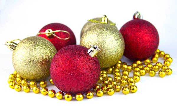 Bolas de Navidad amarillas y rojas sobre un fondo blanco. Bolas de Navidad sobre el fondo blanco — Foto de Stock