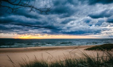 Sandy Sunset Beach üzerinde fırtına bulutları. Doğa ve deniz manzarası arka plan.