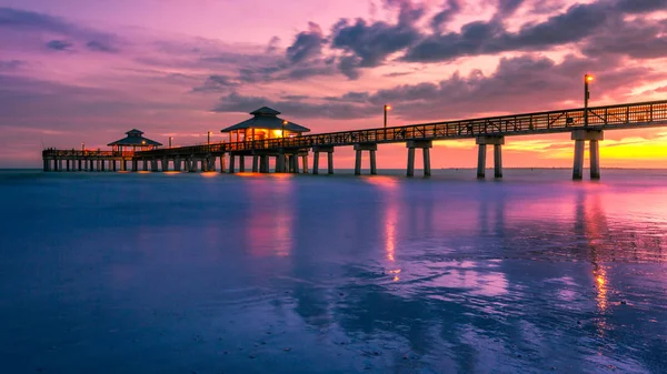 Fort Myers Beach iskelesinden gün batımında. Florida deniz manzarası. — Stok fotoğraf