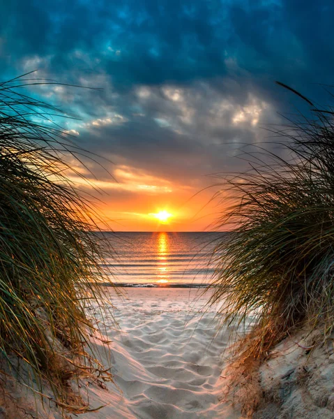 Persönliches Paradies an einem schönen weißen Sandstrand bei Sonnenuntergang — Stockfoto