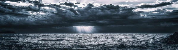 Dramática tormenta Nubes sobre el agua fría del mar. Fondo Panorámico del Paisaje Marino . —  Fotos de Stock