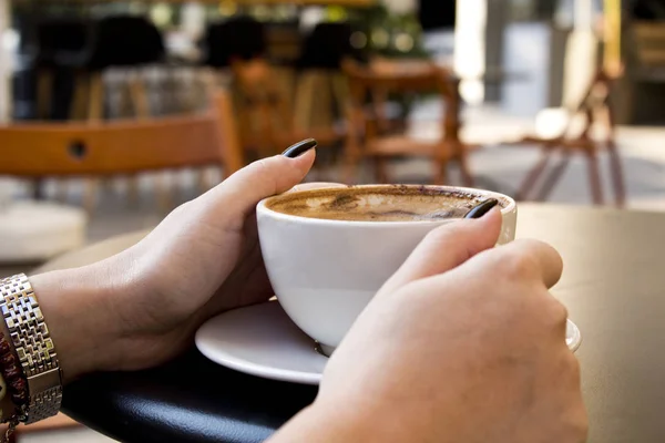 妇女手在咖啡馆喝咖啡 — 图库照片