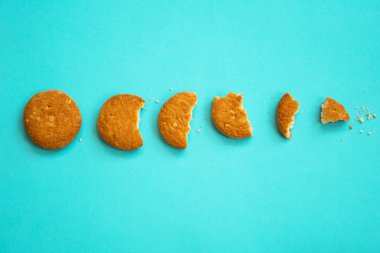 Bisküvi mavi zemin üzerine. Üstten görünüm.