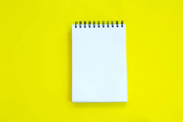 Sarı arka plan üstünde defter.