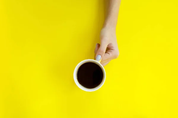 Frau Hand Hält Kaffeetasse Auf Gelbem Hintergrund — Stockfoto