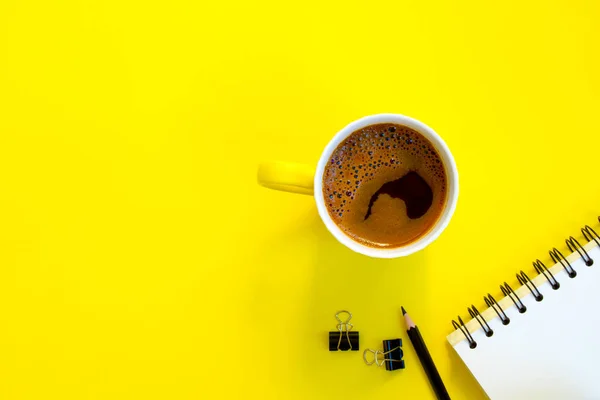 Notizbuch Bleistift Und Kaffeetasse Auf Gelbem Hintergrund — Stockfoto