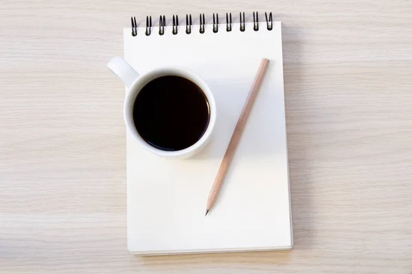 木桌上的笔记本 咖啡和钢笔 — 图库照片
