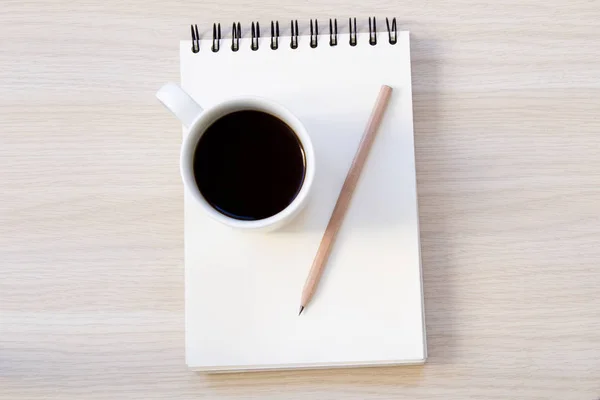 Notizbuch Kaffee Und Stift Auf Holztisch — Stockfoto