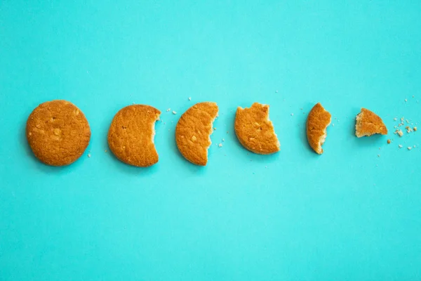 Bisküvi mavi zemin üzerine. Üstten görünüm.