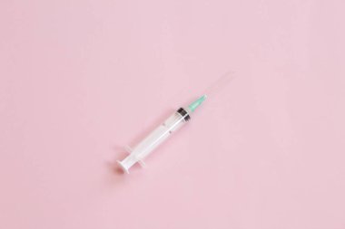 iğne, maske ve çeşitli ilaçlar, arka plan. üstten görünüm.