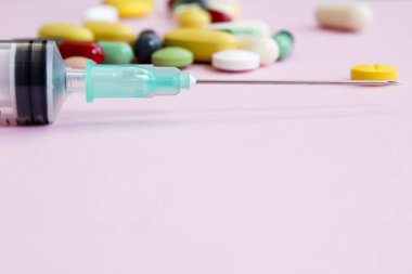 çeşitli ilaçlar, tabletler ve iğneler