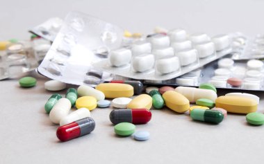 iğne, maske ve çeşitli ilaçlar, arka plan. üstten görünüm.