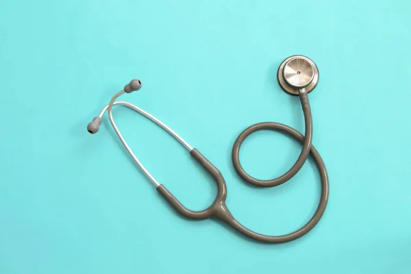 iğne, maske ve çeşitli ilaçlar, arka plan. üstten görünüm.