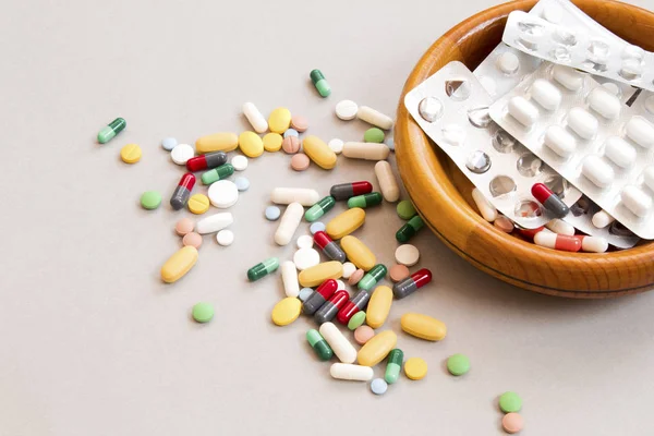  çeşitli ilaçlar, tabletler ve iğneler, arka plan