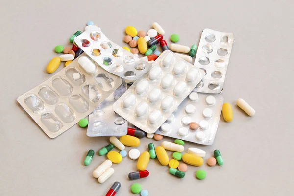 Çeşitli ilaçlar, ilaç ve tabletler