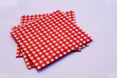 beyaz zemin üzerine kırmızı kareli peçete.