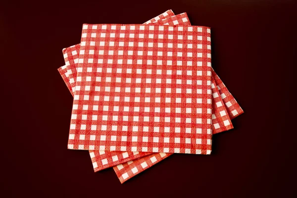 ahşap masa peçeteye. üstten görünüm.