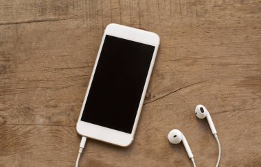 cep telefonu ahşap masada.