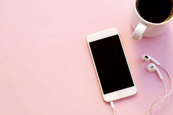 Cep telefonu kulaklık ve kahve Kupası ile bağlı