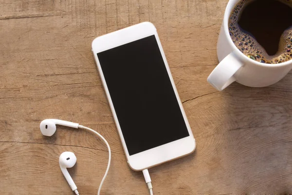 cep telefonu ahşap masada.