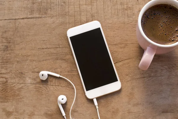 cep telefonu ahşap masada.