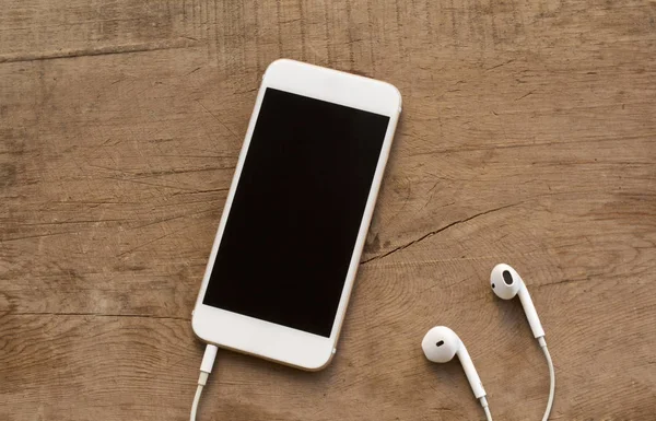 cep telefonu ahşap masada.