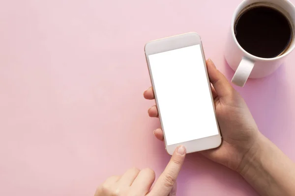 cep telefonu ahşap masada.