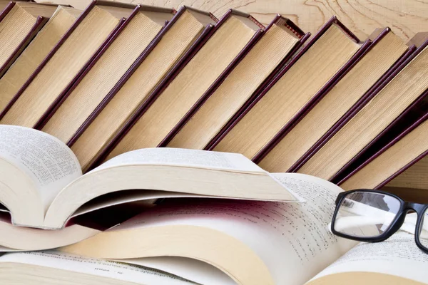 eski kitap ve camlar ahşap raf.