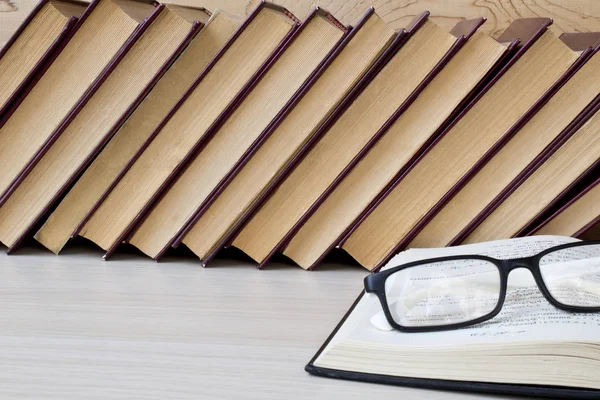 eski kitap ve camlar ahşap raf.