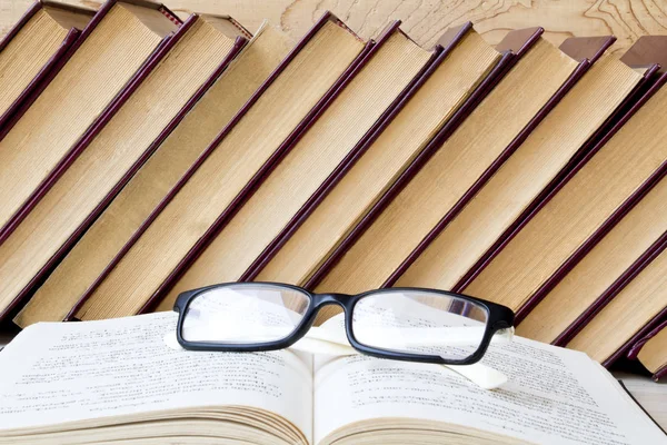 eski kitap ve camlar ahşap raf.