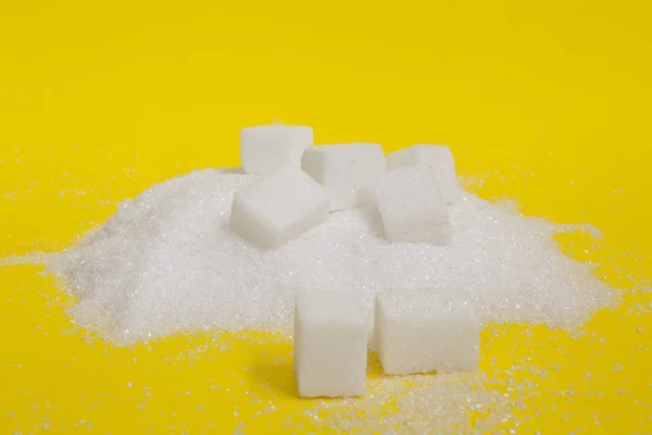 toz ve küp şeker beyaz arka plan üzerinde izole