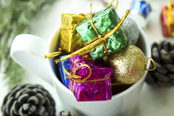 Noel kompozisyonu. Noel hediyesi, çam kozalakları, tahta beyaz arka planda köknar dalları. Düz konum, üst görünüm, kopyalama alanı