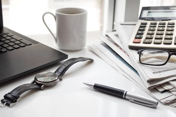 Masada bilgisayar olan bir gazete.