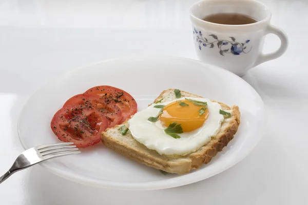 Beyaz arka plan üzerinde kızarmış yumurta ile lezzetli kahvaltı.