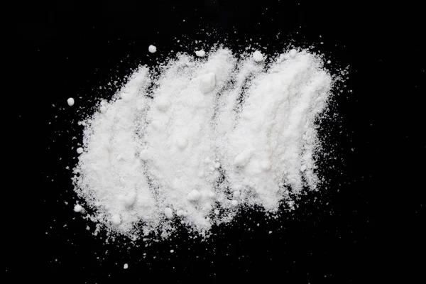 Siyah arkaplanda tuz.
