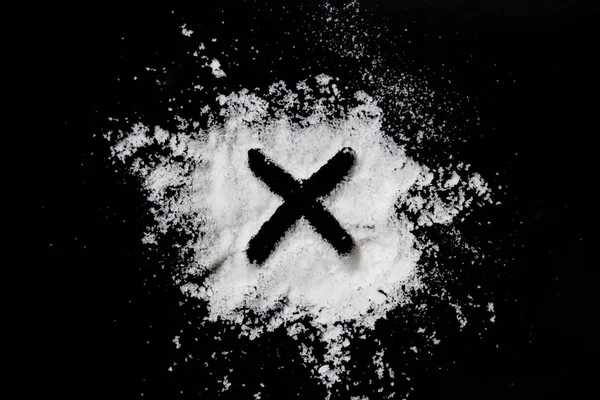  Siyah arka plan üzerine tuz.