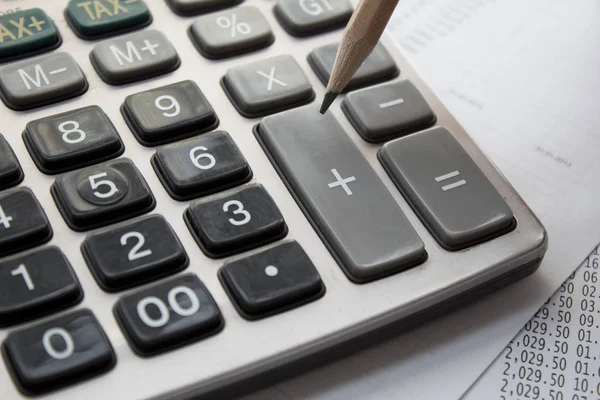 hesap makinesi ve kalem masada