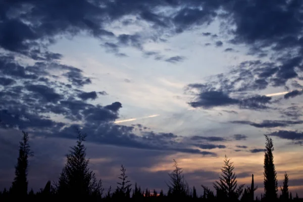 Gün batımında bulutlu renkli dramatik gökyüzü