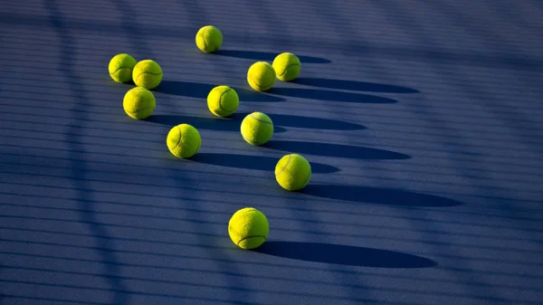 Tenis oyunu. Tenis kortunda tenis topları. Spor, eğlence kavramı