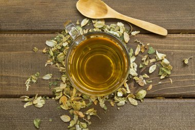 Ahşap zemin üzerine yeşil çay bardağı