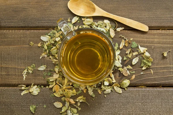 Ahşap zemin üzerine yeşil çay bardağı