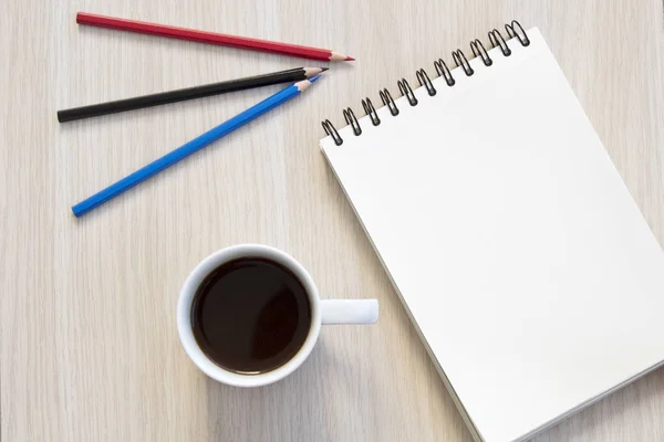 ノートと鉛筆とテーブルの上のコーヒー カップ — ストック写真