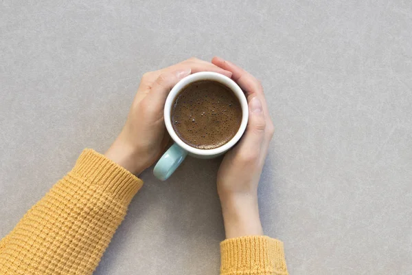 Frau Hält Kaffeetasse Auf Grauem Hintergrund Der Hand — Stockfoto